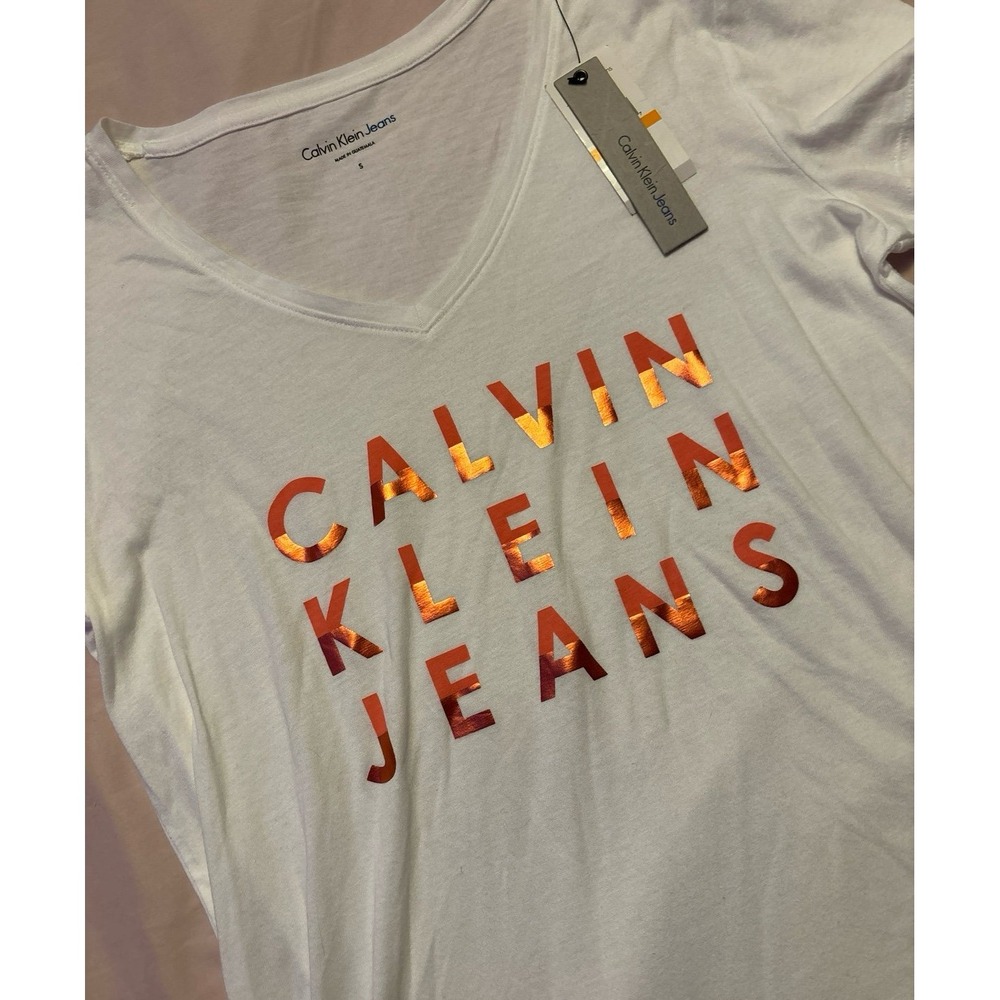 NEW Calvin‎ Klein Jeans Women's White Metallic Logo High Low Tee, Small - Picture 2 of 4